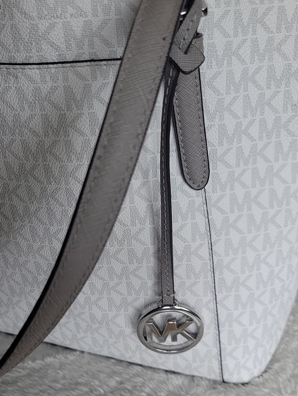 Michael Kors White and Light Gray Logo Tote ✨️✨️✨️EUC✨️✨️✨️ - Picture 4 of 16